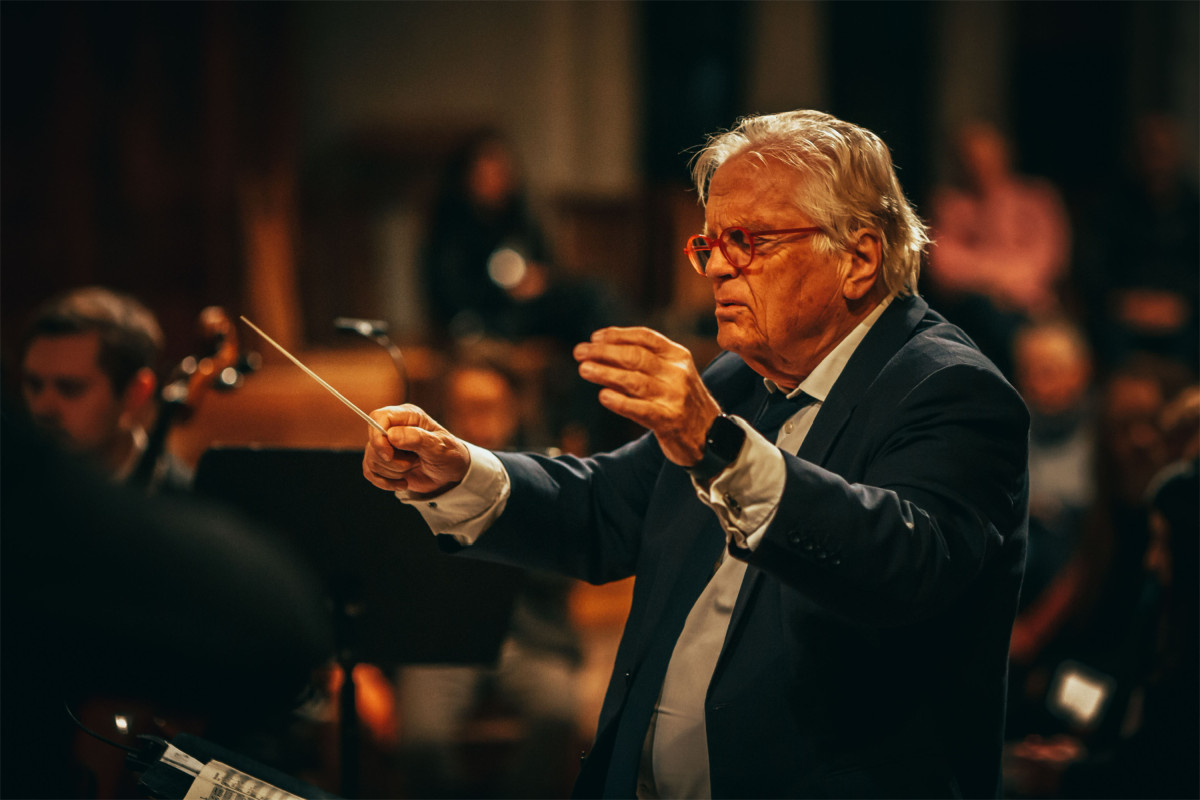 Ein Dirigent leitet ein Orchester während eines Konzerts.