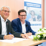 Bastian Mahmoodi und ein Vertreter der Westküstenkliniken unterzeichnen eine Kooperationsvereinbarung.